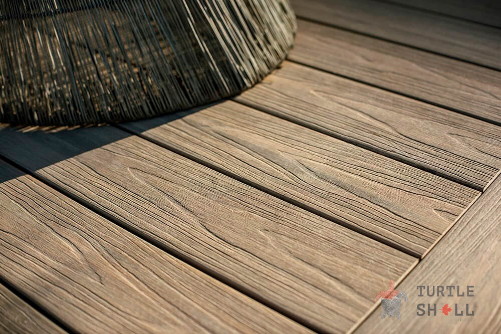 Технология коэкструдирования позволяет внедрять сложные и реалистичные узоры древесных волокон на внешнем слое, обеспечивая естественный и аутентичный вид Технология коэкструдирования позволяет внедрять сложные и реалистичные узоры древесных волокон на внешнем слое, обеспечивая естественный и аутентичный вид