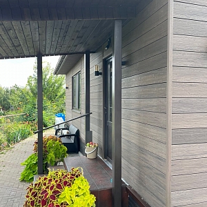 Аккуратное оформление угла фасада с помощью углового элемента Бамберг. Цвет Brazilian Walnut совпадает с основной доской