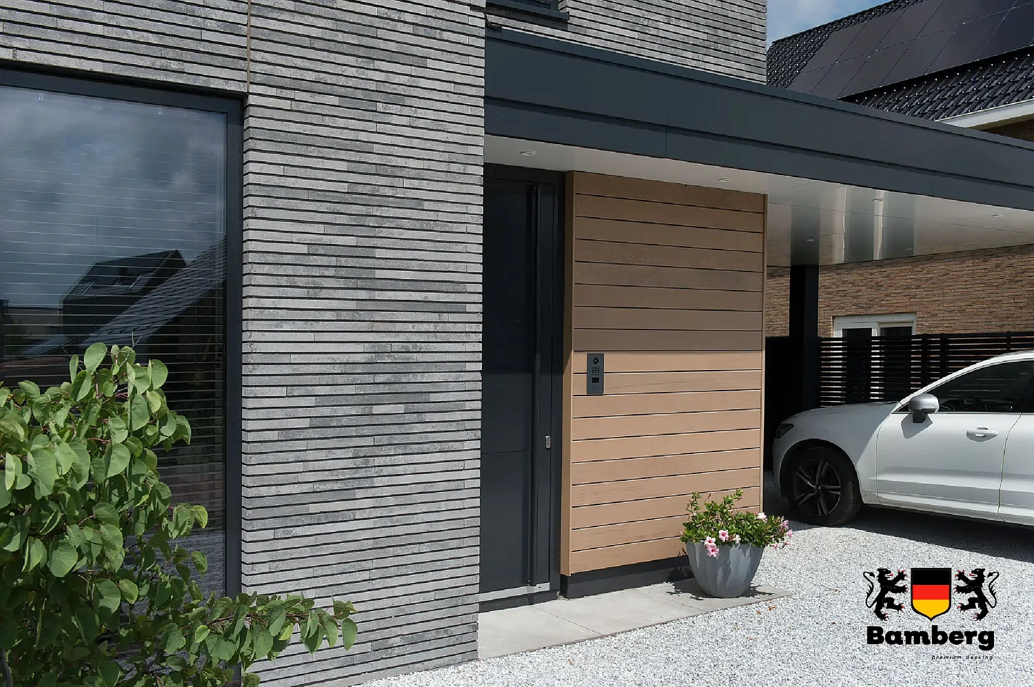 Террасная доска ДПК BAMBERG Lebanese Cedar в оформлении фасада